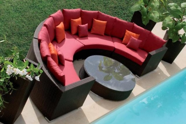 ideen für garten modern outdoor bereich möbel sofa rote sitzkissen 