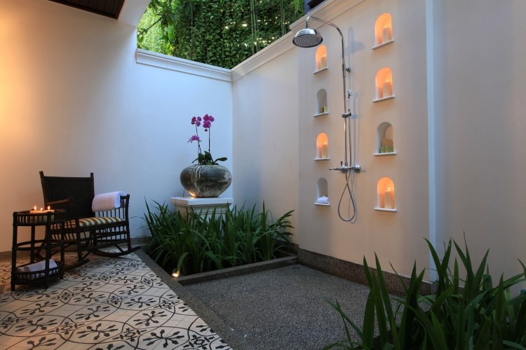 ideen-gartendusche-luxus-kerzen-gemauert-pflanzen-orchideen