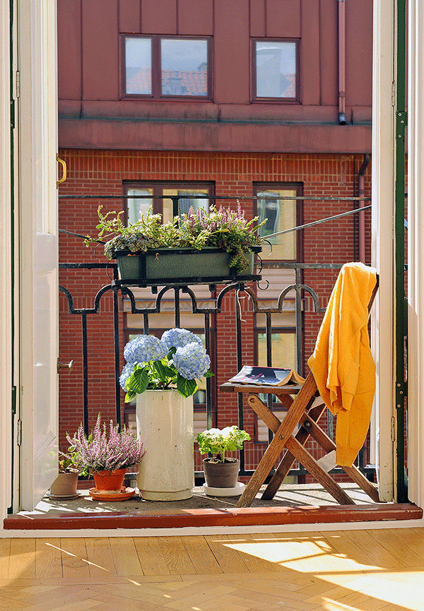 kleiner balkon Ideen für Balkongestaltung pflanzen geländer hortensien klapppstuhl