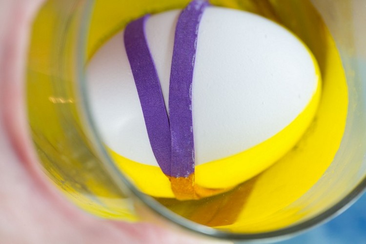 Ideen für Osterdeko eier-verzieren-gummiband-bmuster-gelbe-eierfarbe-tauchen
