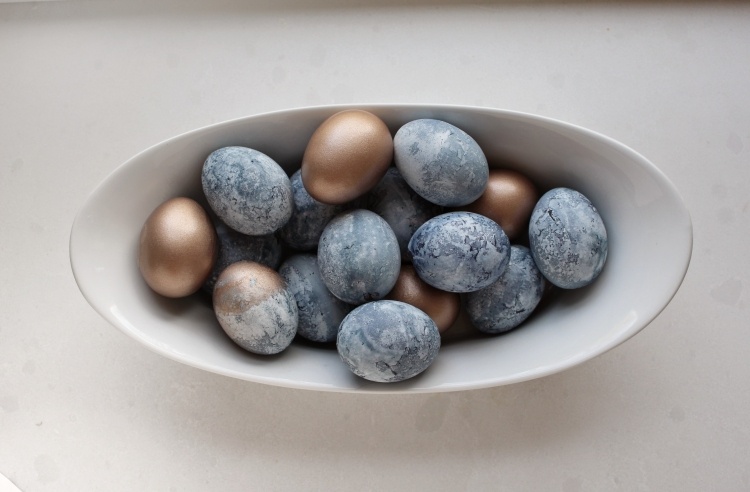 Idee für Ostereier -marmoreffekt-blau-weis-bronze-minimalistisch-schlicht
