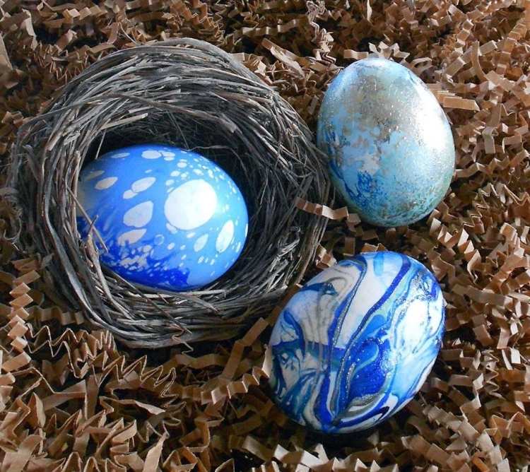 Idee für Ostereier -marmoreffekt-blau-weiss-nest-dekoration-basteln