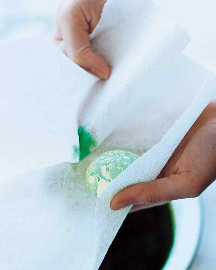 Idee für Ostereier -marmoreffekt-serviette-farbe-auftragen-technik-basteln