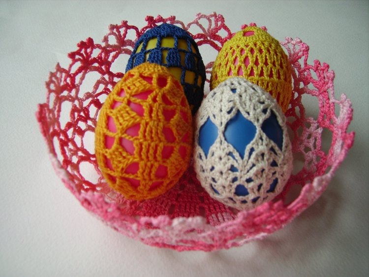 ideen-ostern-haus-dekoration-tischdeko-eier-gestrick-schale-koerbchen