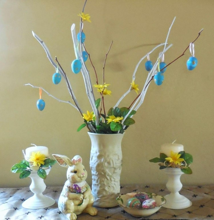 ideen-ostern-haus-dekoration-tischdeko-vase-ausgepustete-eier-aufhaengen-hasen-keramik