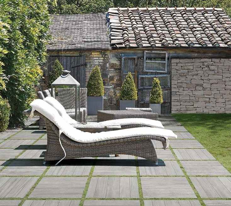  Ideen für Terrassengestaltung rattan-sonnenliegen-romantisch-ländlich-modern