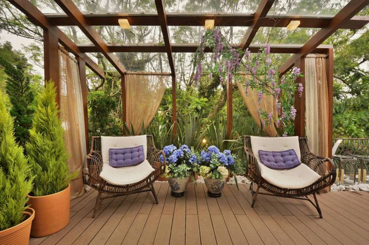 Ideen für Terrassengestaltung sitzecke-rattan-sessel-pergola-plexiglas-dach-gardinen
