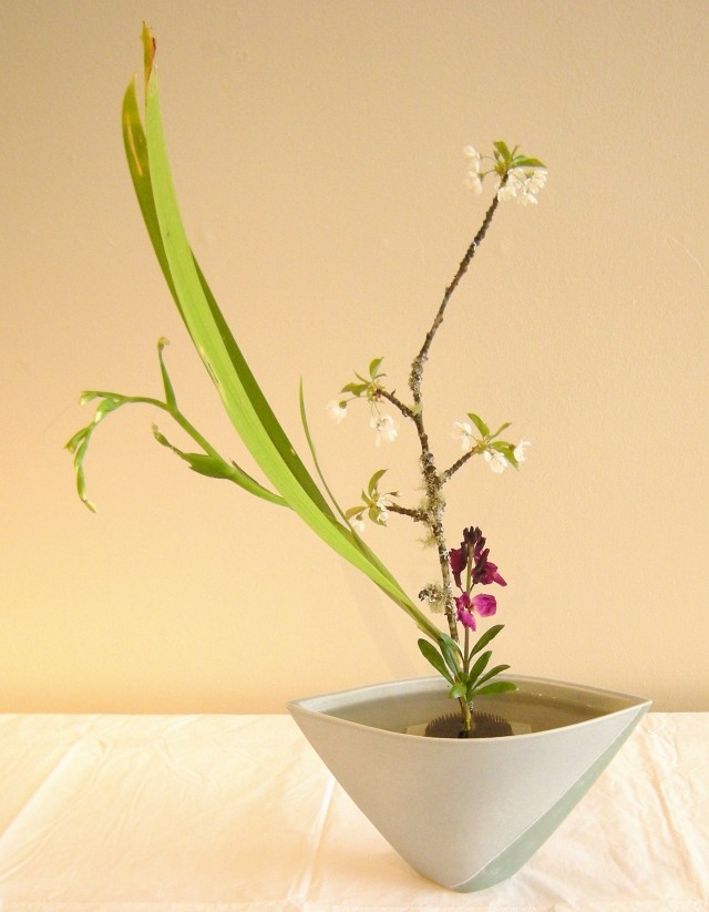 ikebana blumenkunst zuhause selber machen lila weiß