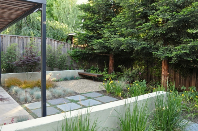 immergrüne Zierbäume Kleingarten Zaun Holz Pflastersteine moderne Gartengestaltung Ideen