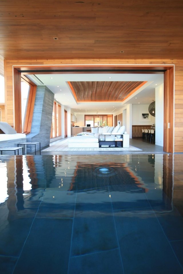 indoor-pool bad-holz wand-verkleidung exotische  innenarchitektur