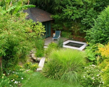 innenhof-kleine-terrasse-sonnenliege-teich-bambus