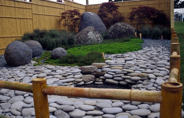 Gartengestaltung mit Steinen japan teich moos landschaft bambus gartenzaun
