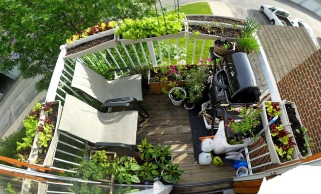 kleiner balkon geländer pflanzkübel grill ideen anordnung