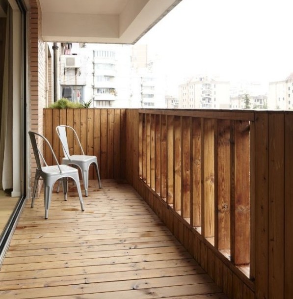 kleiner balkon holz geländer metall stühle