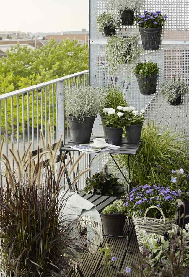 kleiner balkon skandinavisch gräser tisch pflanzen vertikal