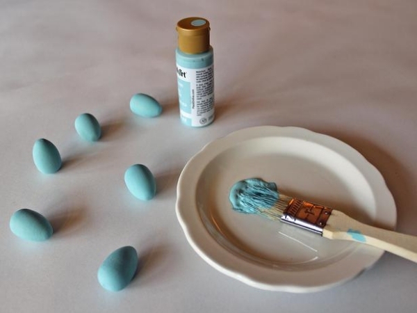kunststoffeier-osterbasteln malfarbe-blau mit pinsel-bemalen