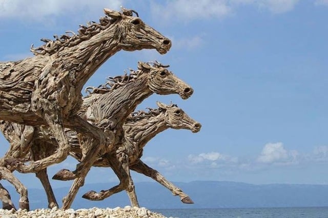 lebensgroße treibholz pferde skulpturen-rennen am strand 