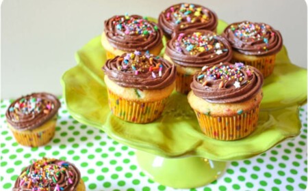 leckere Cupcakes Dessert Rezept Schoko Milch Glasur