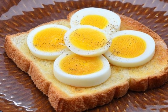 einfaches und gesundes-Frühstück-gekochte eier-mit brot 