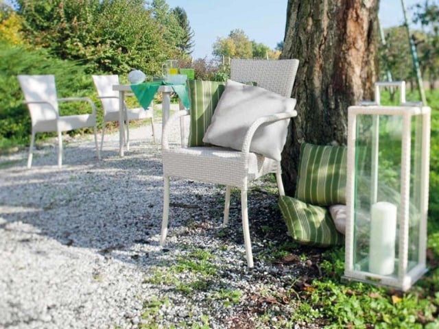 Lounge Terrassenmöbel aus Polyrattan gartenstuhl weiss armlehnen