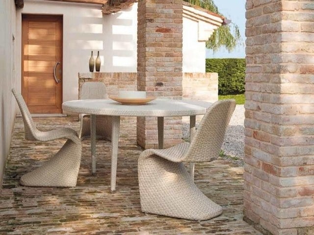 Lounge Terrassenmöbel aus Polyrattan stuehle creme runder gartentisch