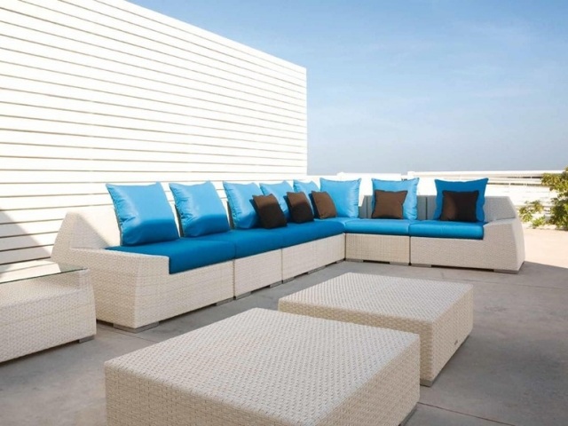 Lounge Terrassenmöbel aus Polyrattan weiss modular tische