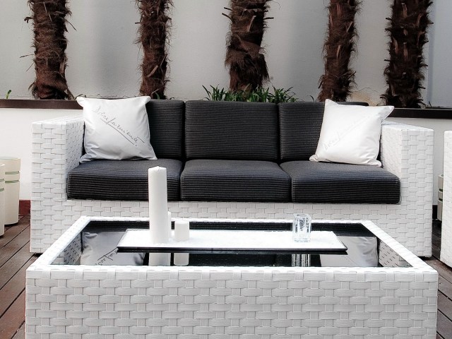 Loungemöbel für Garten pool terrasse sofa weiß tisch glasplatte