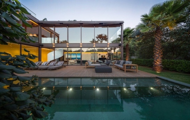 luxus villa mit pool terrasse möbel verglasung-limantos fernanda-marques