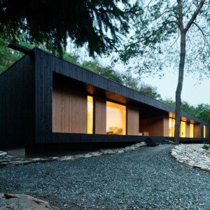 minimalistische architektur haus am hang-holz bered architects-hideg house