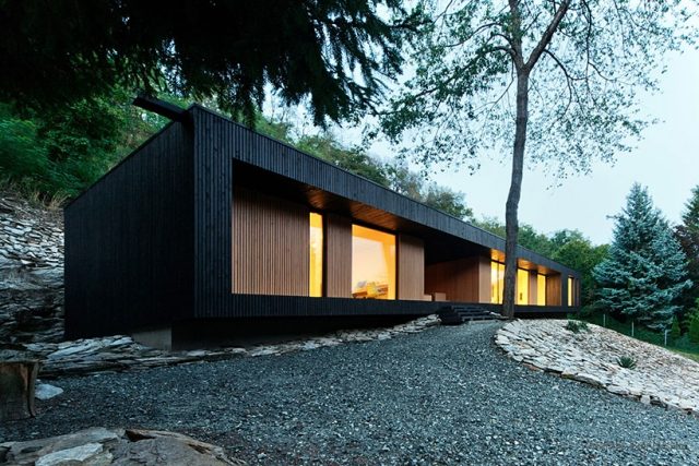 minimalistische architektur haus am hang-holz bered architects-hideg house