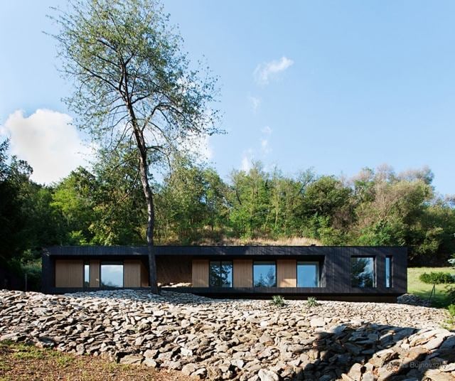 minimalistisches wohnhaus rechteckig im steinbruch-gebaut
