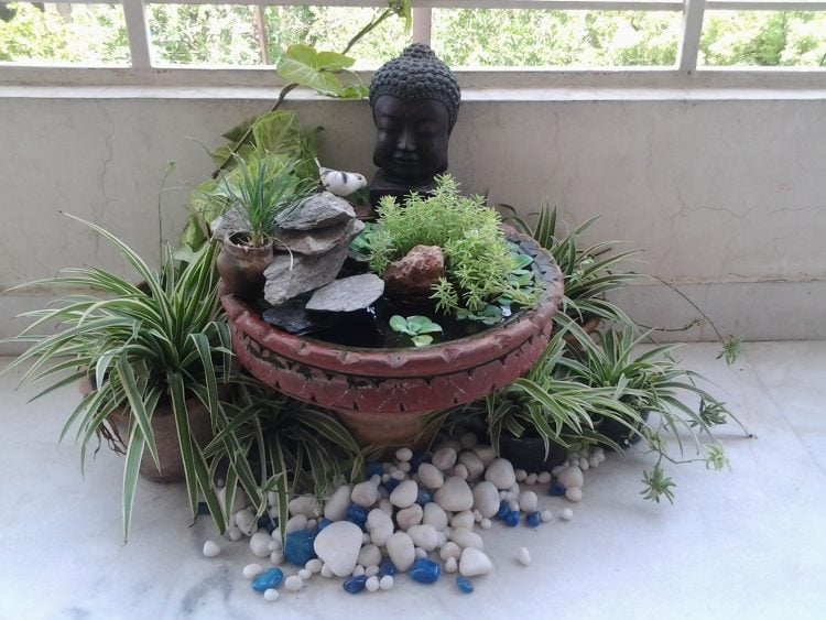 Miniteich anlegen -balkon-buddha-kies-steine-dekorativ-pflanzenkuebel