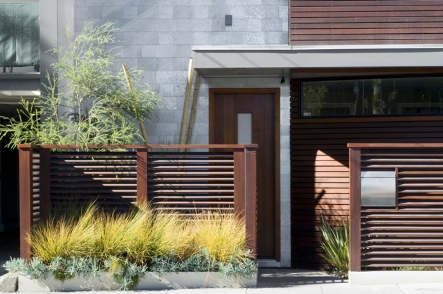 Architektur Einfamilienhaus Beton Holz Zaun vorne