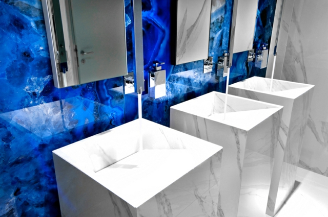 moderne Badgestaltung Ideen Badezimmer schön blaue Farbe Wand Marmor Waschbecken