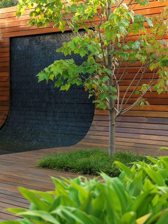 moderne Gartengestaltung Kleingarten vertikale Düsen Fontän