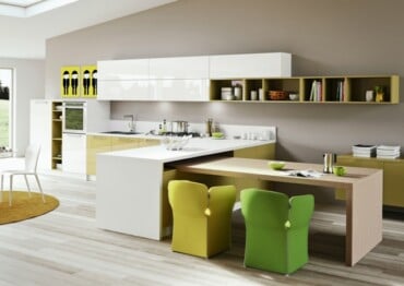 moderne Küchen Gestaltung Ideen Essplatz Holz gelb grüne Barstühle Kochinsel
