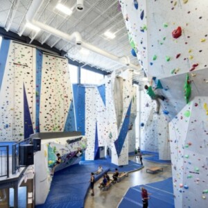 moderne Sporthalle Kletterwand Schwierigkeitsgrad variieren Kletteranlage cool