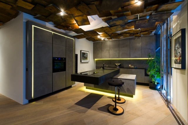 moderne einrichtung küche decke platten unterbauleuchten beton optik fronten