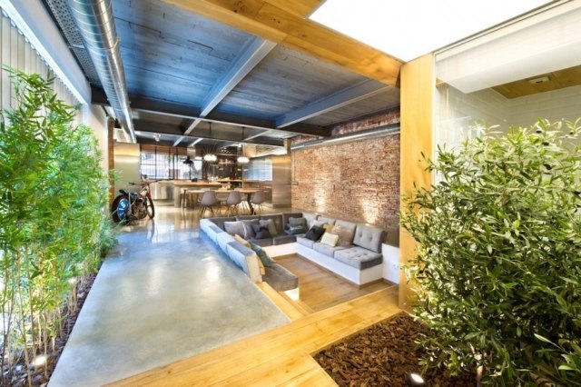moderne loftwohnung mit innengarten wohnbereich küche offen bambuspflanzen