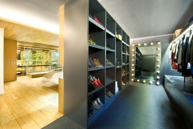 gewerbefläche loftwohnung umgebaut spanien umkleideraum schuhe spiegel