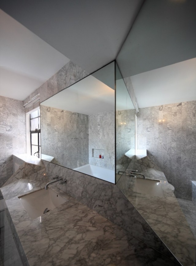 modernes badzimmer marmor mehrere spiegel raum groß