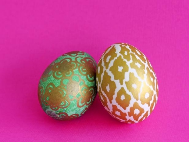 dekoideen-für ostern-eier färben-marker goldfarbe malen