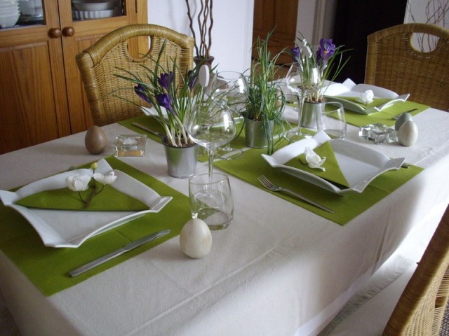 oster-tischdeko grün frische krokusse lila grüne servietten