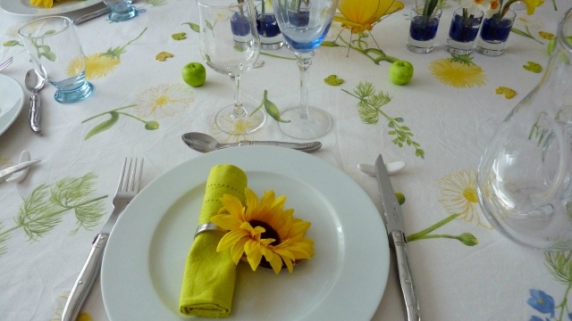 oster tischdeko grun gelb idee sonnenblume serviette tischdecke muster