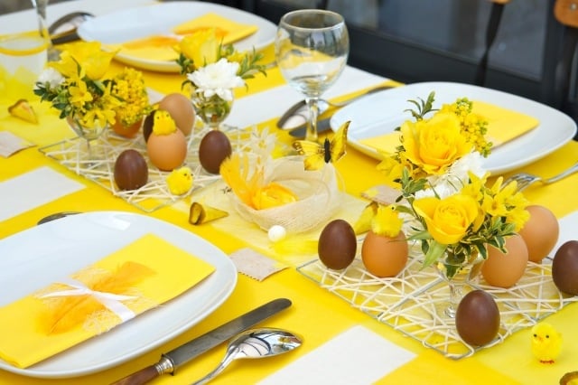 oster-tischdeko ideen gelb rosen küken eierschalen vasen
