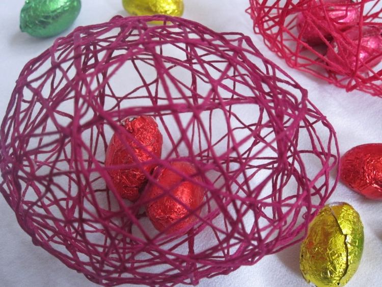 osterdeko-idee-ballons-garn-gross-ostereier-farben-kreativ
