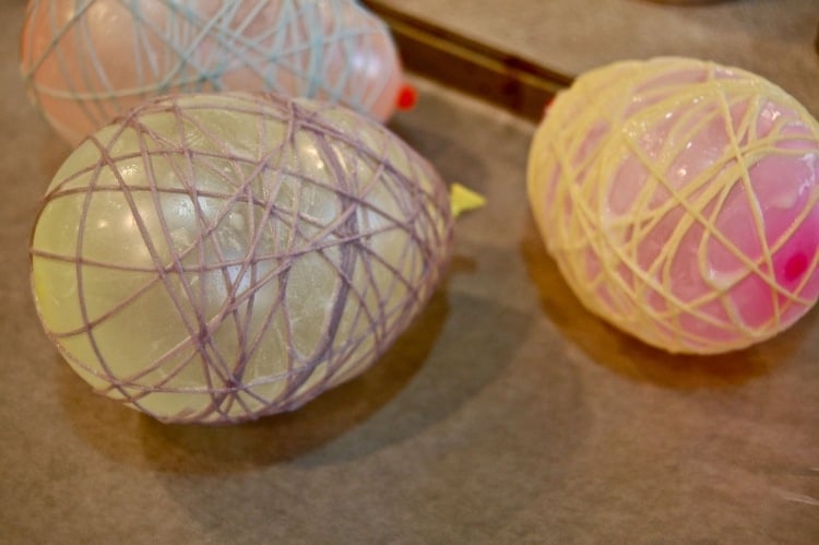 osterdeko-idee-ballons-garn-umwickeln-klebstoff-basteln-selber-machen