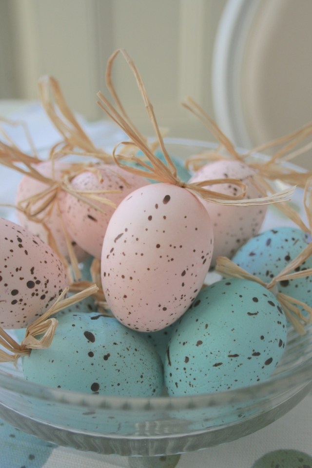 osterdekorationen ideen shabby chic eier farben rosa blau gefleckt raffia