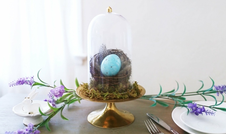 osterdeko ideen tischdeko-dessertstaender-messing-glasglocke-nest-blau-ei