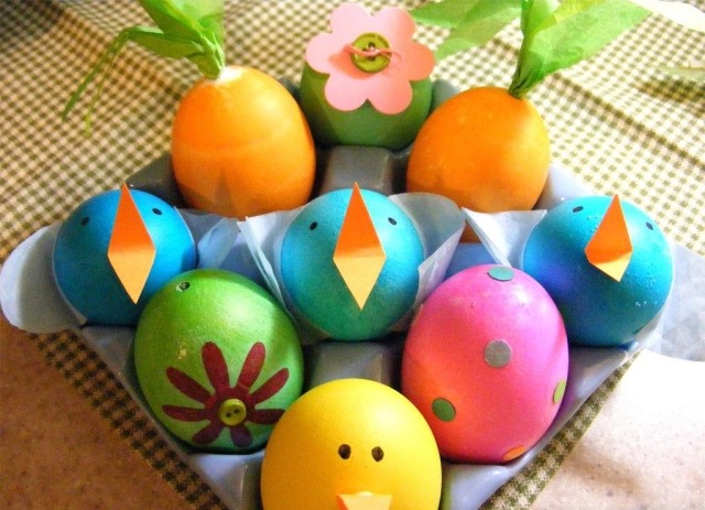 osterdeko kindern eier dekorieren papier knöpfe küken